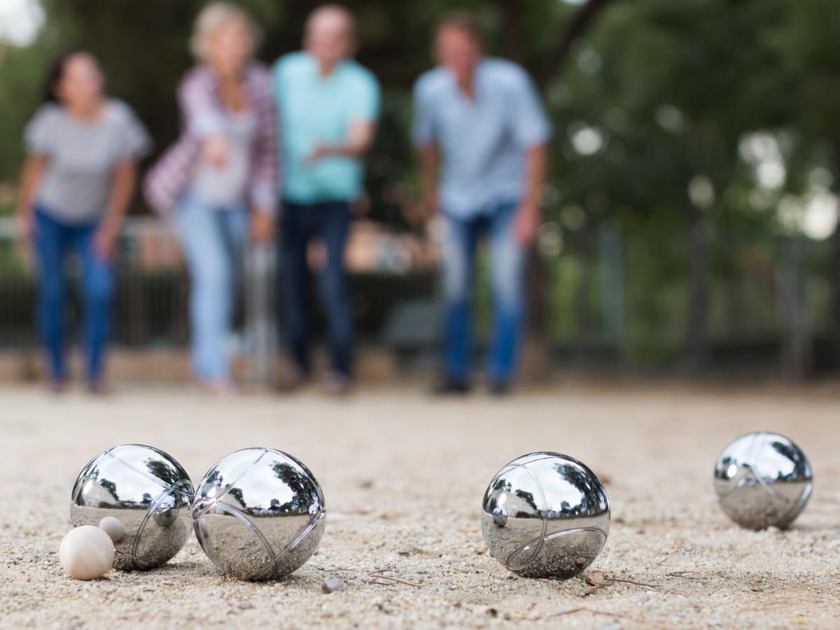 Affiche de concours de pétanque avec un fond bleu