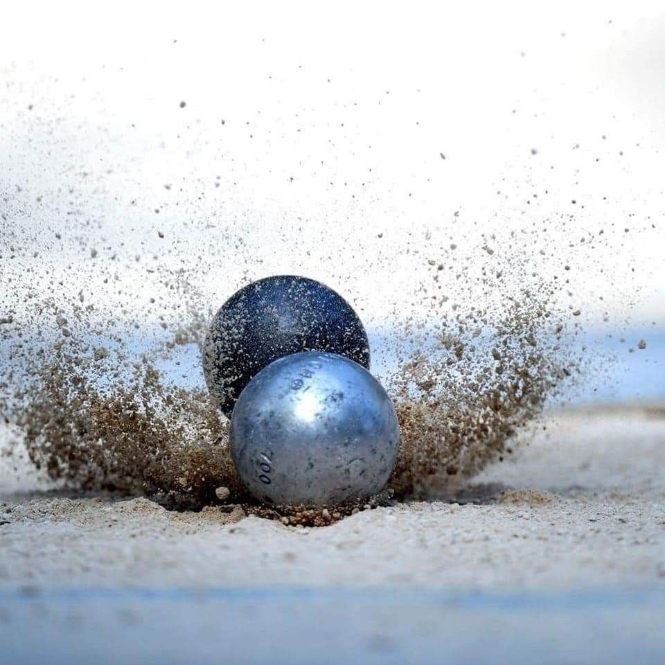 Affiche de concours de pétanque avec un fond bleu