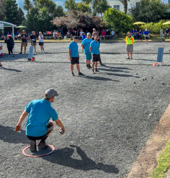 Affiche de concours de pétanque avec un fond bleu