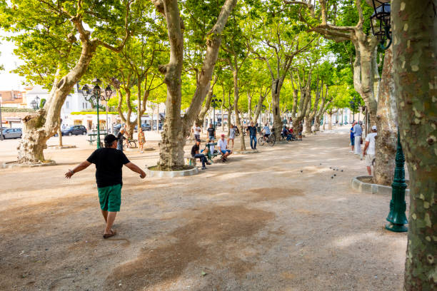 Affiche de concours de pétanque avec un fond bleu