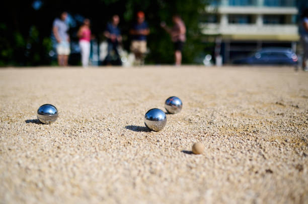 Affiche de concours de pétanque avec un fond bleu